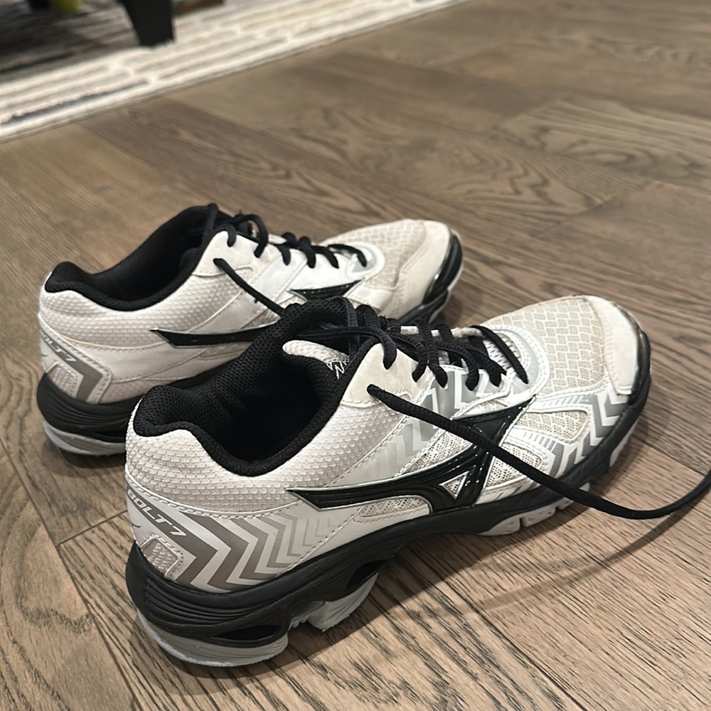 Women’s Wave Bolt Mizuno Volleyball Shoes White/Black | Size 8
